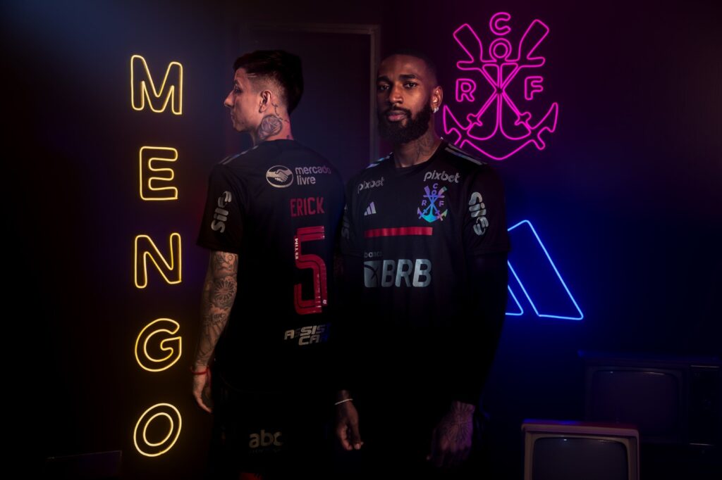 Pulgar e Gerson usando terceiro uniforme para divulgação. Camisa pode estrear em Flamengo x Santos pelo Campeonato Brasileiro nesta quarta (1º)