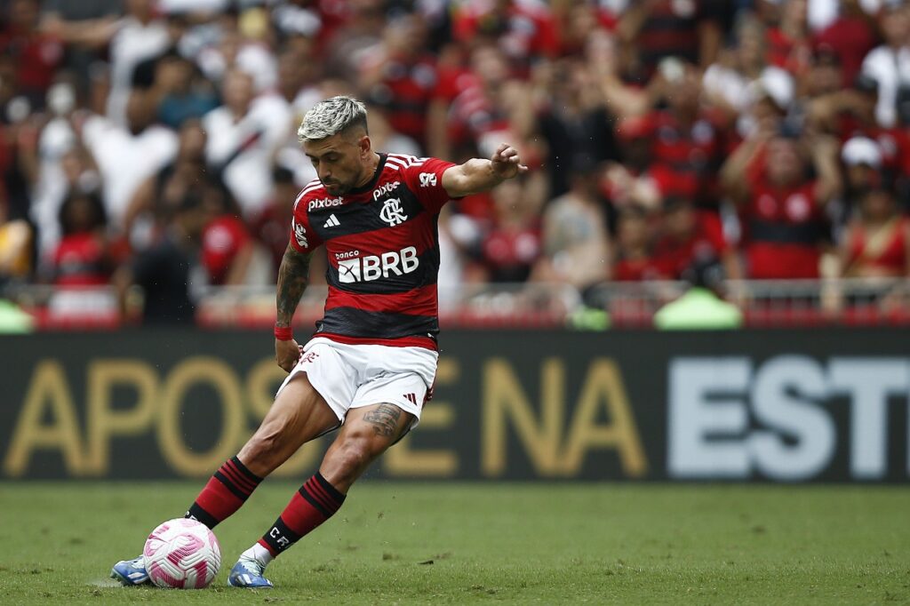 Arrascaeta em cobrança de falta do Flamengo contra o Vasco, pelo Brasileirão