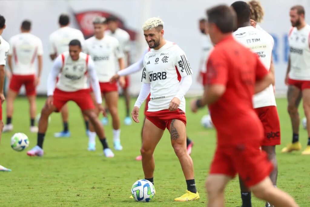 Sorridente, Arrascaeta treina com grupo e pode ser relacionado