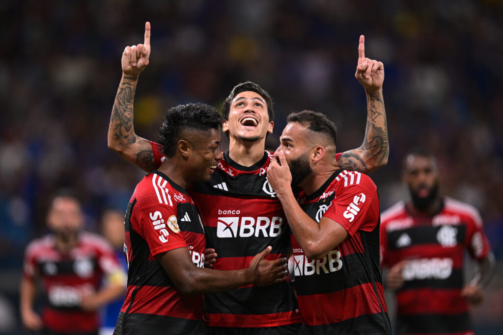 Bruno Henrique e Thiago Maia, pendurados do Flamengo, ao lado de Pedro