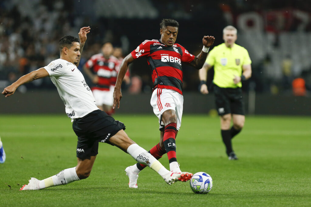 Bruno Henrique tenta passar por Lucas Veríssimo na partida entre Flamengo e Corinthians