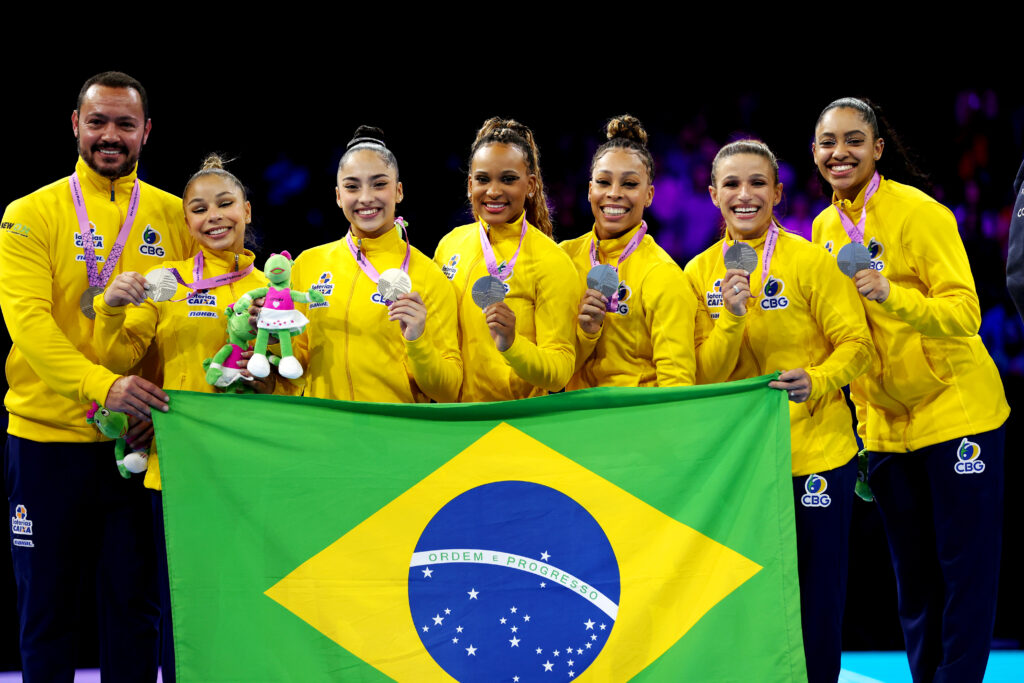 Atletas do Flamengo em pódio de ginástica no Mundial