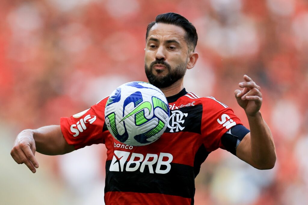 Everton Ribeiro domina a bola no peito em um jogo pelo Flamengo no Maracanã. Jogador fez declaração ao clube em texto na Players Tribune
