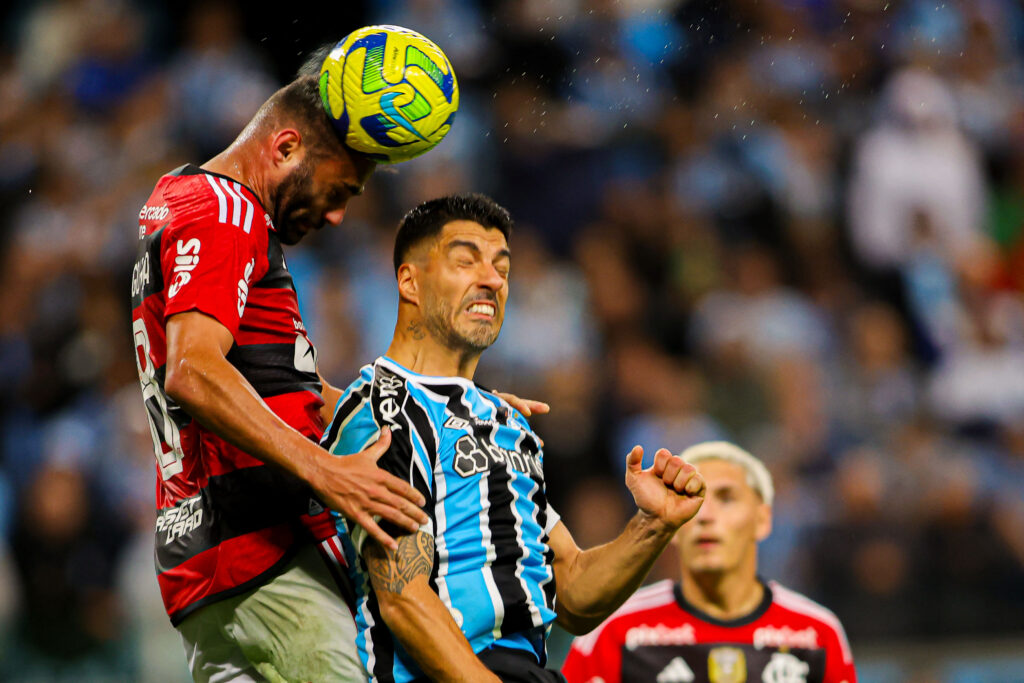 Suárez e Thiago Maia disputando bola num Flamengo e Grêmio.