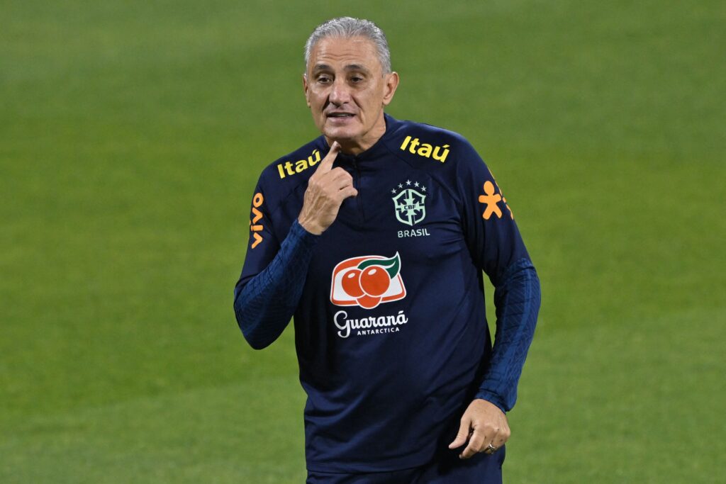 Tite em treino da Seleção; comentarista atriubui gol da seleção a novo técnico do Flamengo e critica Fernando Diniz