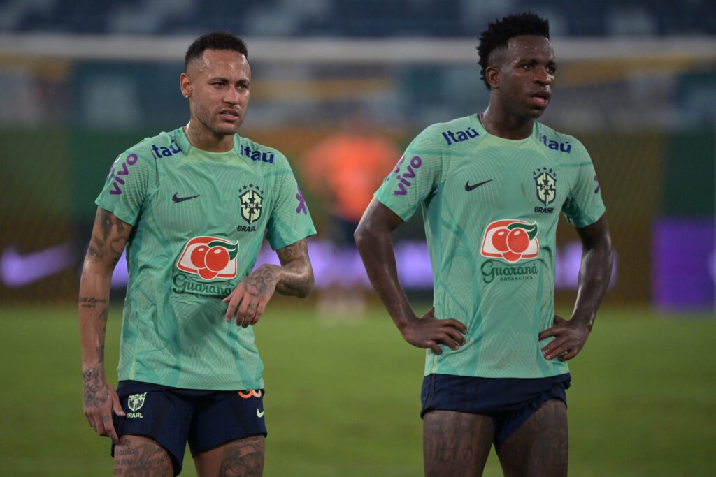 Vini Jr e Neymar farão primeiro jogo sob comando de Fernando Diniz pela Seleção Brasileira, que enfrenta a Venezuela nesta quinta-feira (12)