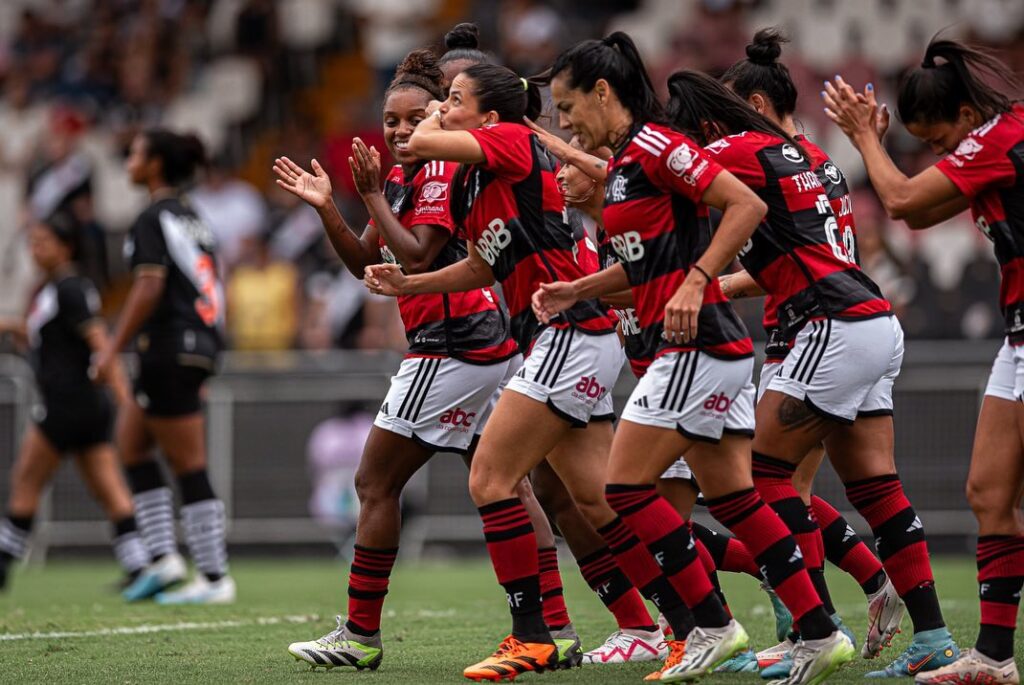 Flamengo vence Vasco em São Januário na véspera do clássico masculino