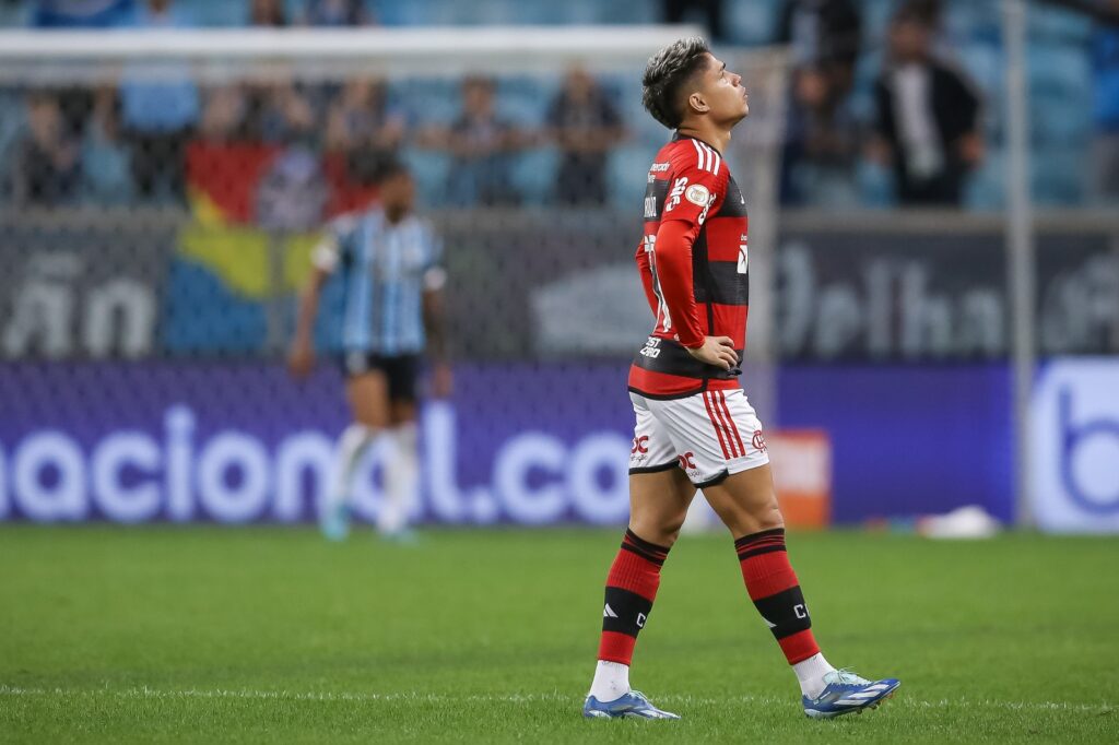 Luiz Araújo, do Flamengo, olha para cima com as mãos na cintura durante o jogo contra o Grêmio, em Porto Alegre