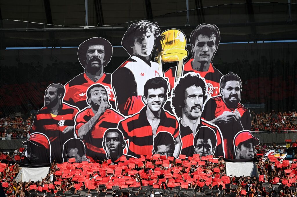 Mosaico com fotos de jogadores históricos do clube na arquibancada na final da Copa do Brasil entre Flamengo e São Paulo no Maracanã em setembro de 2023