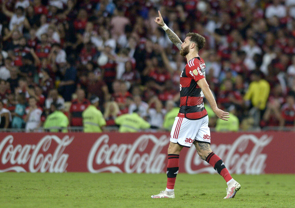 Conforme estatísticas do SofaScore, Léo Pereira, do Flamengo, se destaca entre os demais zagueiros do Brasileirão