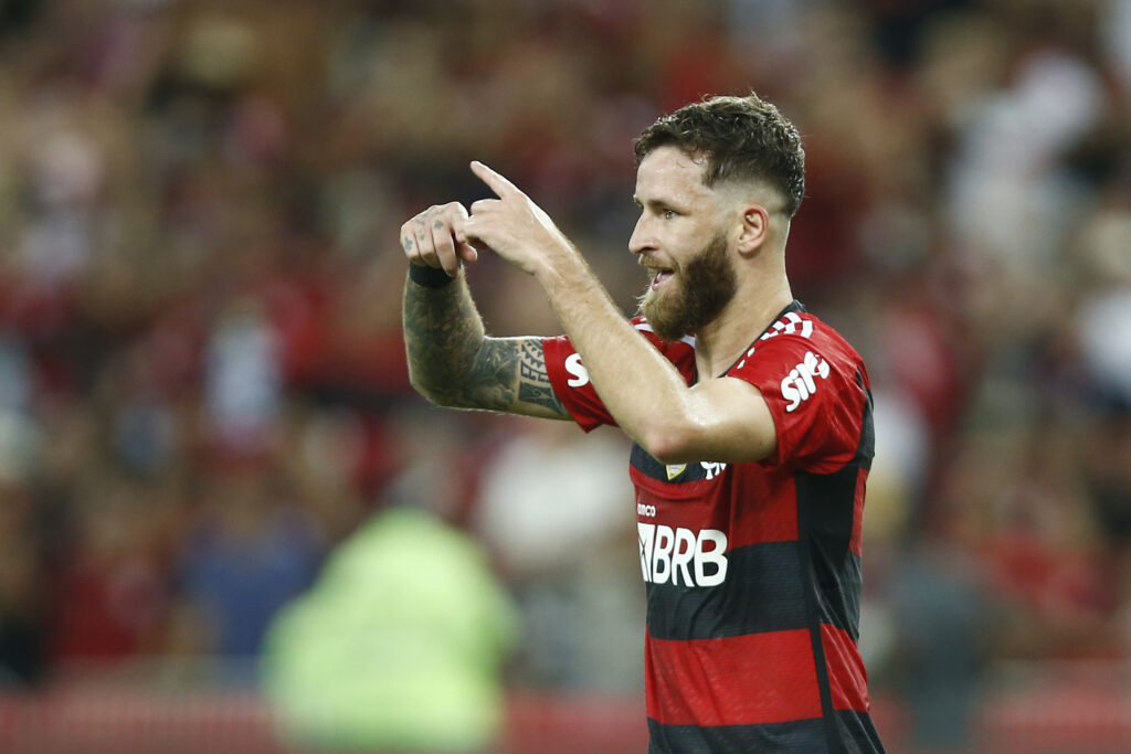 Zagueiro do Flamengo, Léo Pereira aparece em aniversário de Lucas Tylty com ex-BBB após terminar casamento sob rumores de traição