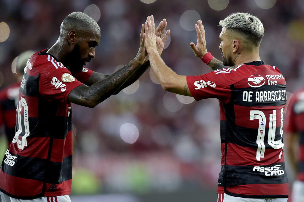 Na partida entre Brasil x Uruguai, Gerson e Arrascaeta voltam a rivalizar após 8 anos. Craques do Flamengo podem jogar juntos na quinta