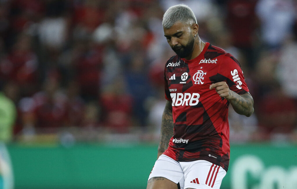 Há oito jogos sem marcar, Gabigol amarga mais um banco de reservas e entra mal contra o Corinthians; Mário Jorge defende atacante