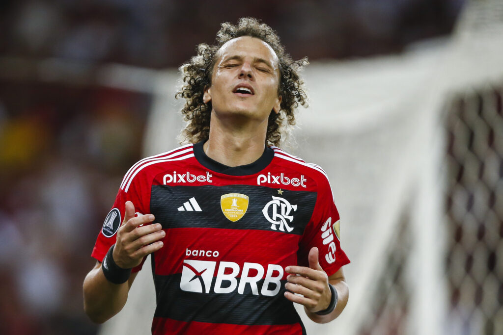 David Luiz em campo pelo Flamengo; zagueiro teve gol anulado e deixou campo lesionado em estreia de Tite