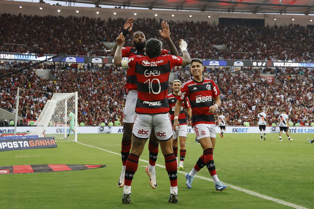 Gabigol e Gerson comemoram gol do Flamengo contra o Vasco