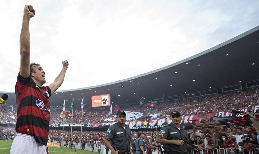 Petkovic comemorando o Hexa do Flamengo. Mudanças da CBF no calendário do Campeonato Brasileiro deixam última rodada no aniversário do hexa