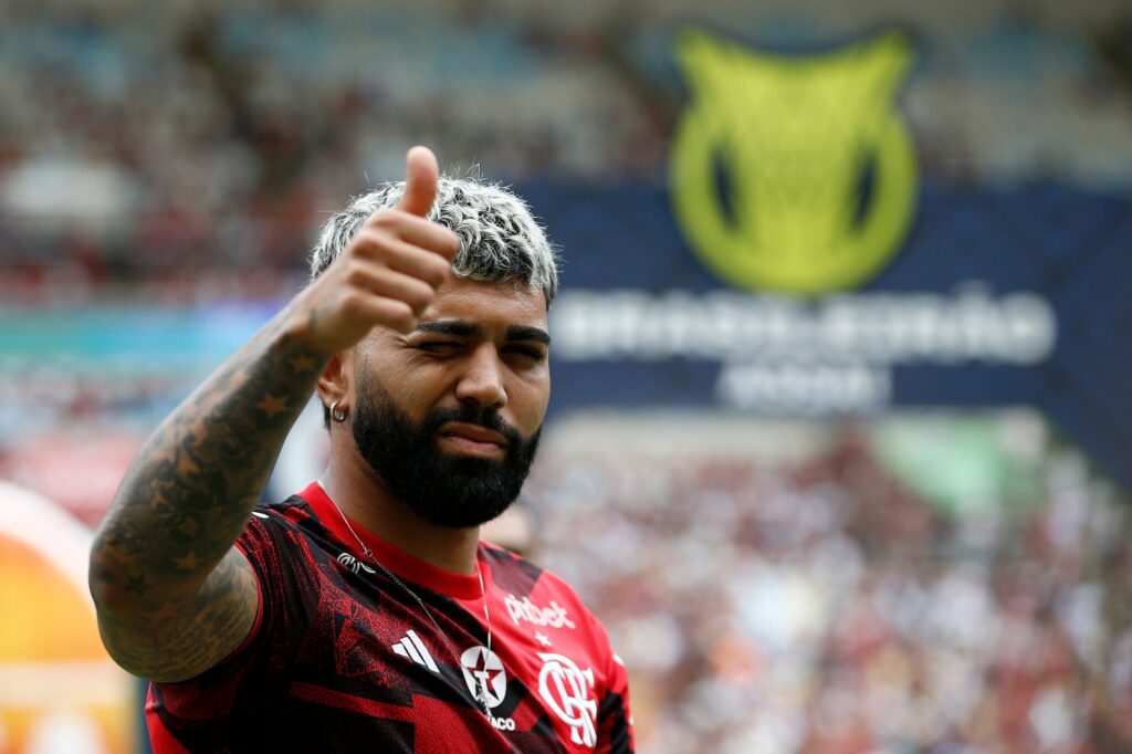 Gabriel Barbosa acena com sinal positivo durante o clássico entre Flamengo e Vasco. O atacante também se envolveu em provocações com a torcida rival.