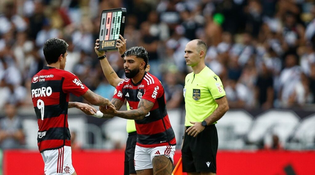 Gabigol comemora com a torcida do Flamengo