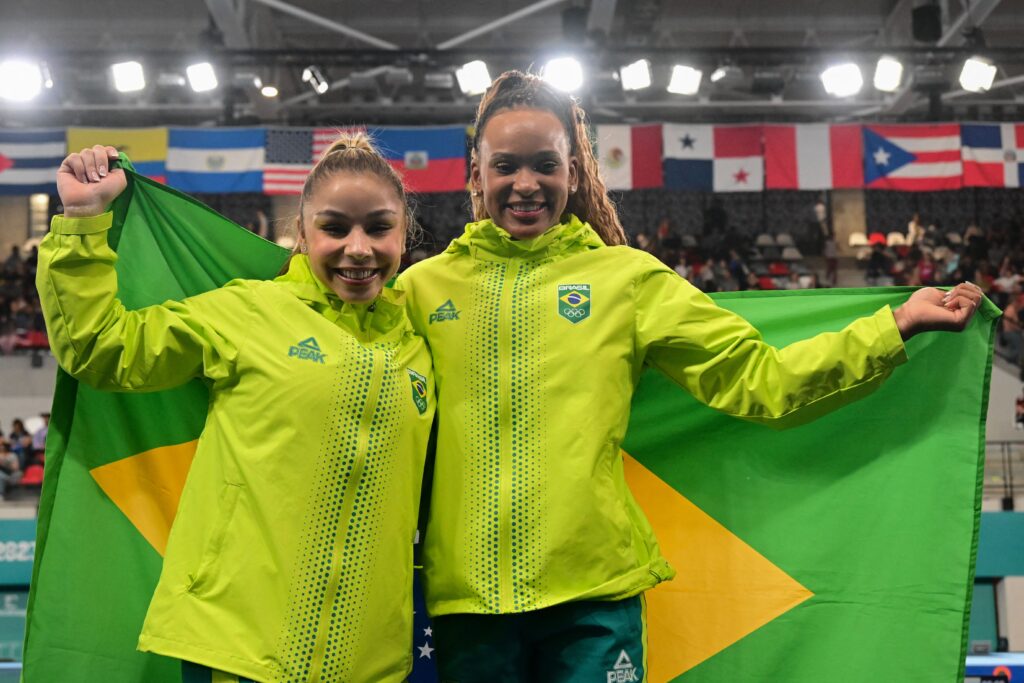 Rebeca Andrade e Flávia Saraiva garantem mais medalhas de ouro, prata e bronze em dia de Flamengo na ginástica artística no Pan