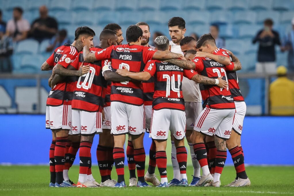 Jogadores do Flamengo reunidos dentro de campo em jogo do Brasileirão; PVC fala sobre a briga pelo título