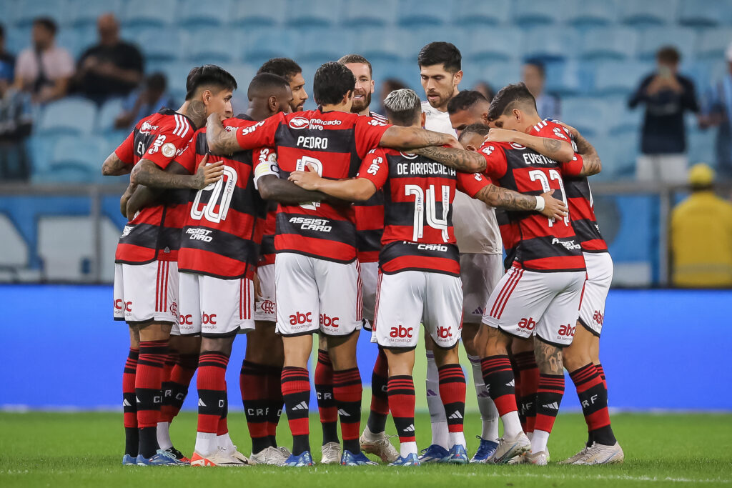 Jogadores do Flamengo unidos contra o Grêmio antes da derrota no Brasileirão
