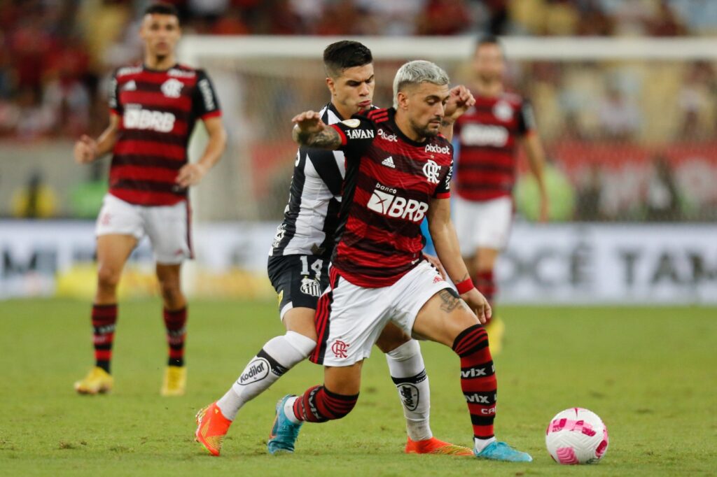 Arrascaeta em ação durante jogo do Flamengo contra o Santos pelo Campeonato Brasileiro