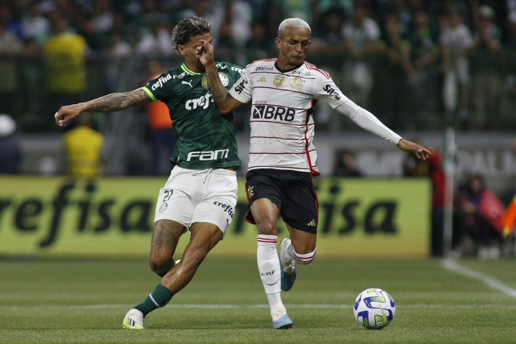 Jogadores de Flamengo e Palmeiras disputam bola na partida. Palmeiras TV se tornou segundo maior canal do YouTube superando marca da FlaTV 4 anos depois