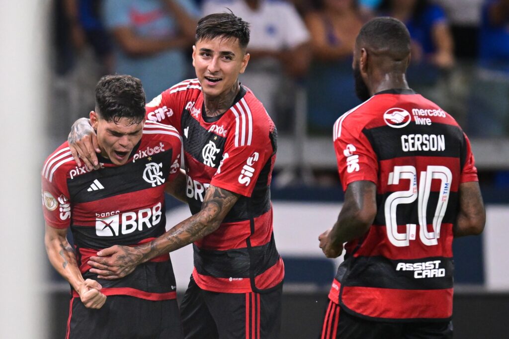 Flamengo 2x0 Cruzeiro: Rubro-Negro vence o fraco Cruzeiro na estreia de Tite, com boas atuações de Agustín Rossi e Erick Pulgar