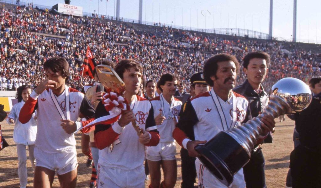 Zico, Júnior e demais jogadores do Flamengo desfilam em campo após conquista do Mundial de Clubes de 1981; geração foi eleita pela revista FourFourTwo como um dos melhores times de todos os tempos