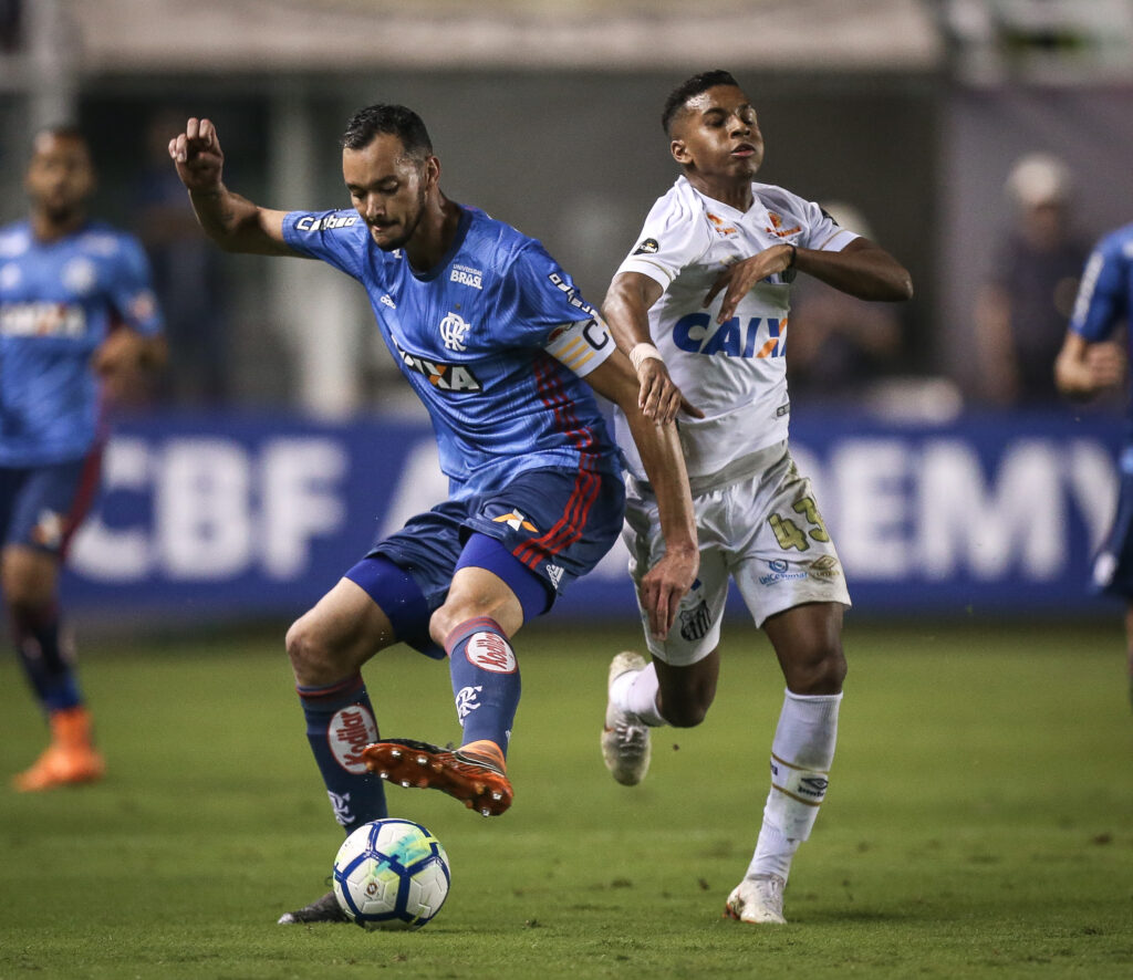 Réver e Rodrygo disputam bola em Flamengo x Santos em 2018