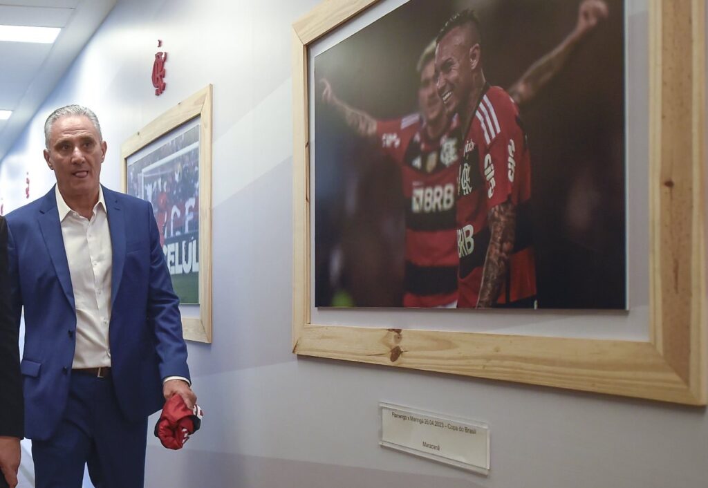 Torcedores do Flamengo se revoltam com quadro do Cebolinha contra o Maringá na parede do CT