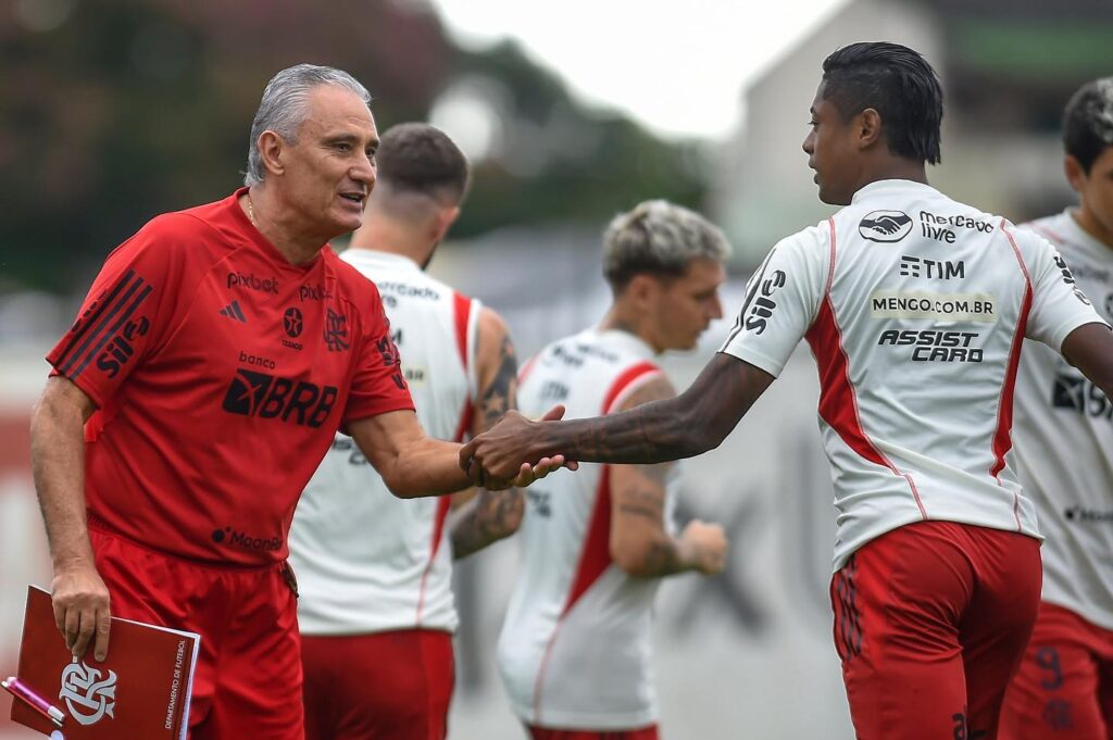 Tite e Bruno Henrique se cumprimentam; Jogo do Flamengo com o Cruzeiro, renovação de BH, resultados do Brasileirão e as últimas notícias