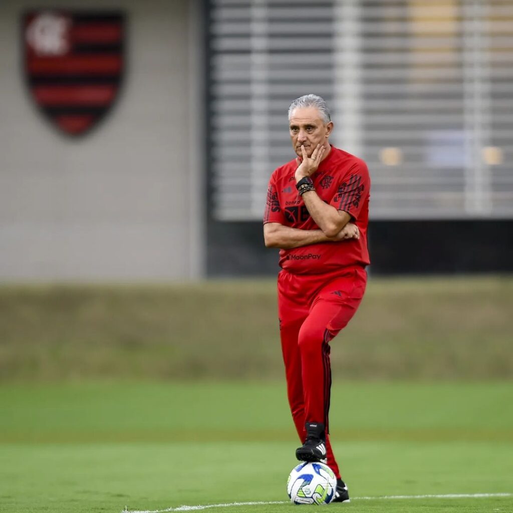 Tite em treino do Flamengo no Ninho do Urubu; Com renovação de Bruno Henrique treinador vive situação similar que viveu com Paolo Guerrero no Corinthians