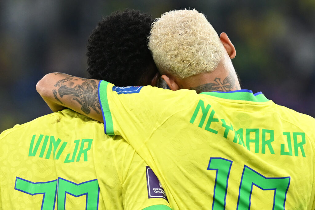 Neymar e Vinícius Júnior com a camisa da Seleção Brasileira