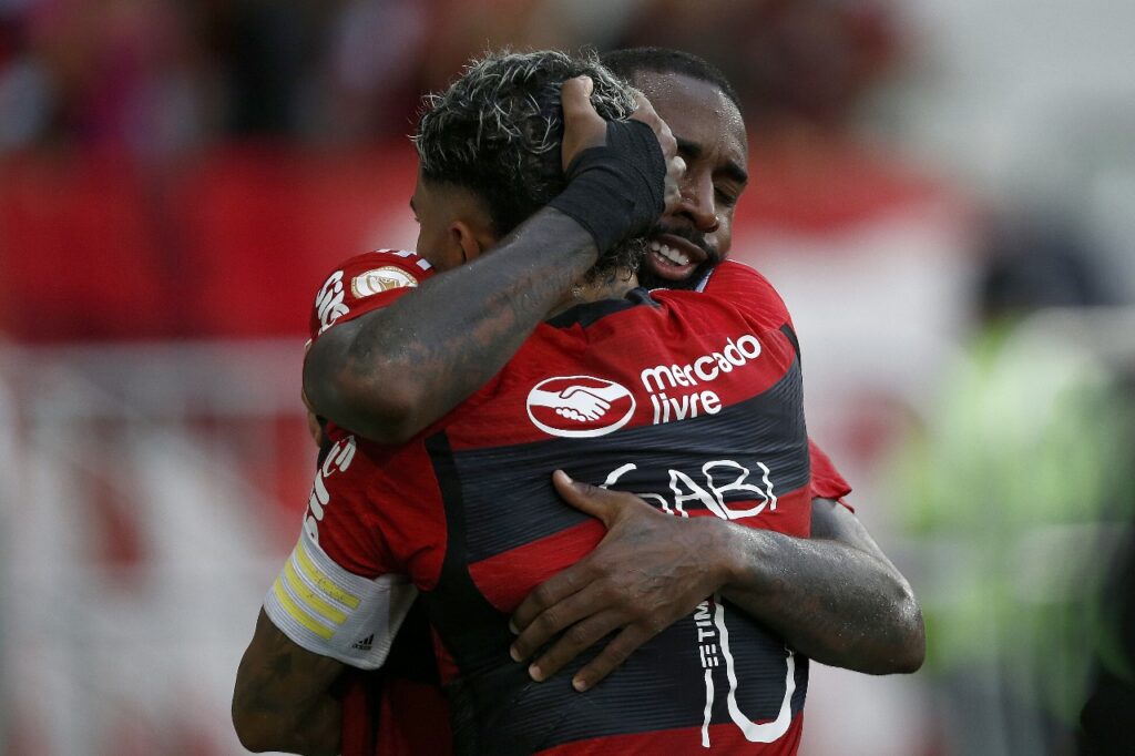 Flamengo 1x0 Vasco: Gerson abraça Gabigol após gol da vitória no Maracanã