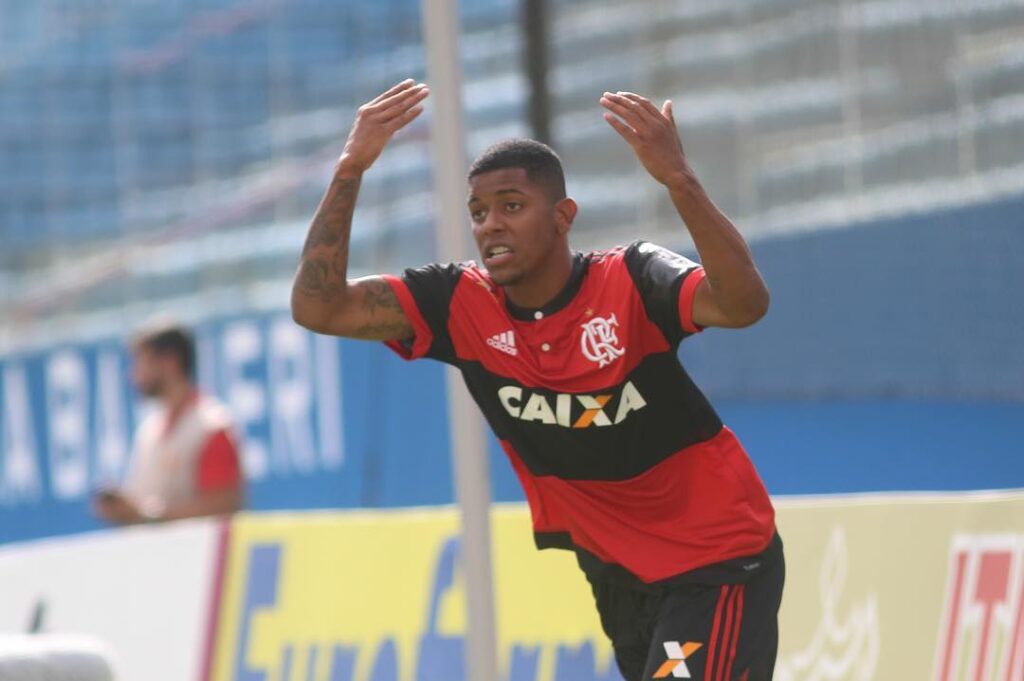 Quem é o jogador do Cruzeiro, revelado pelo Fla, que volta a jogar após 8 meses