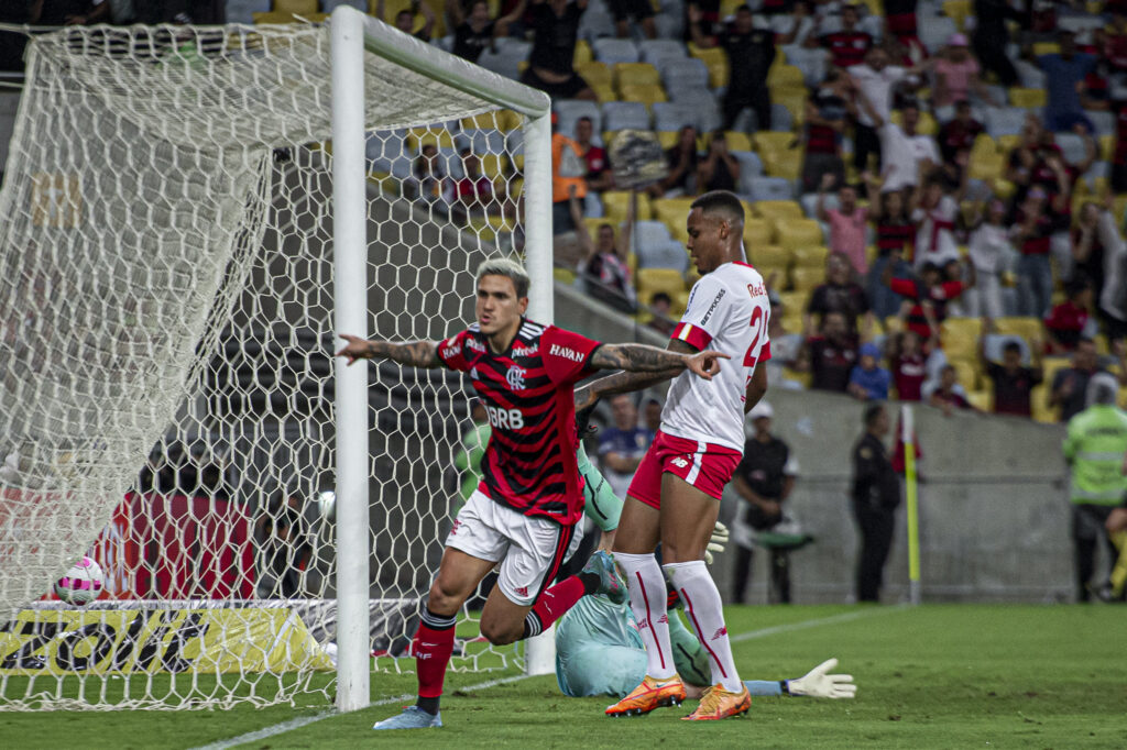 Pedro comemora gol em Flamengo x Bragantino; Veja palpites e análises para o jogo