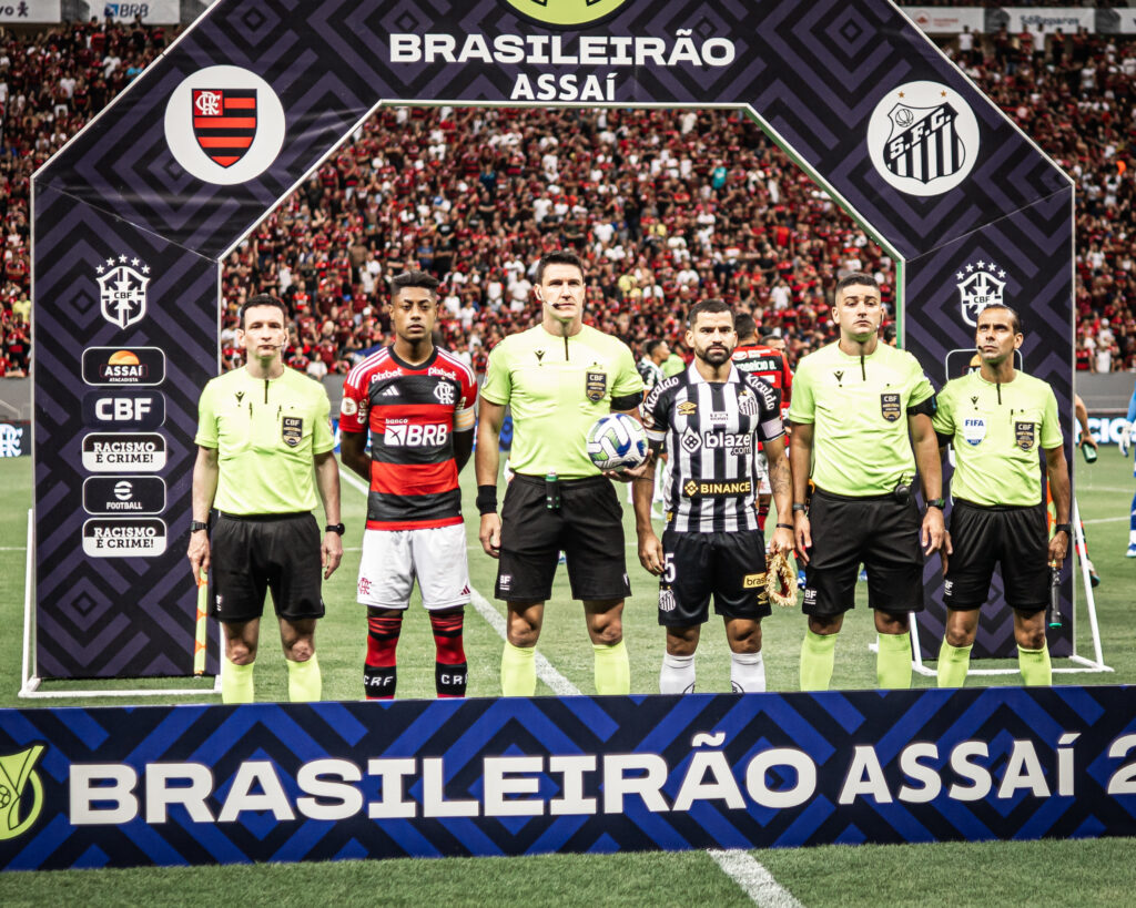 Bruno Henrique perfilado junto à arbitragem. Rafael Klein detalhou motivo da expulsão do atacante do Flamengo contra o Santos no Brasileirão