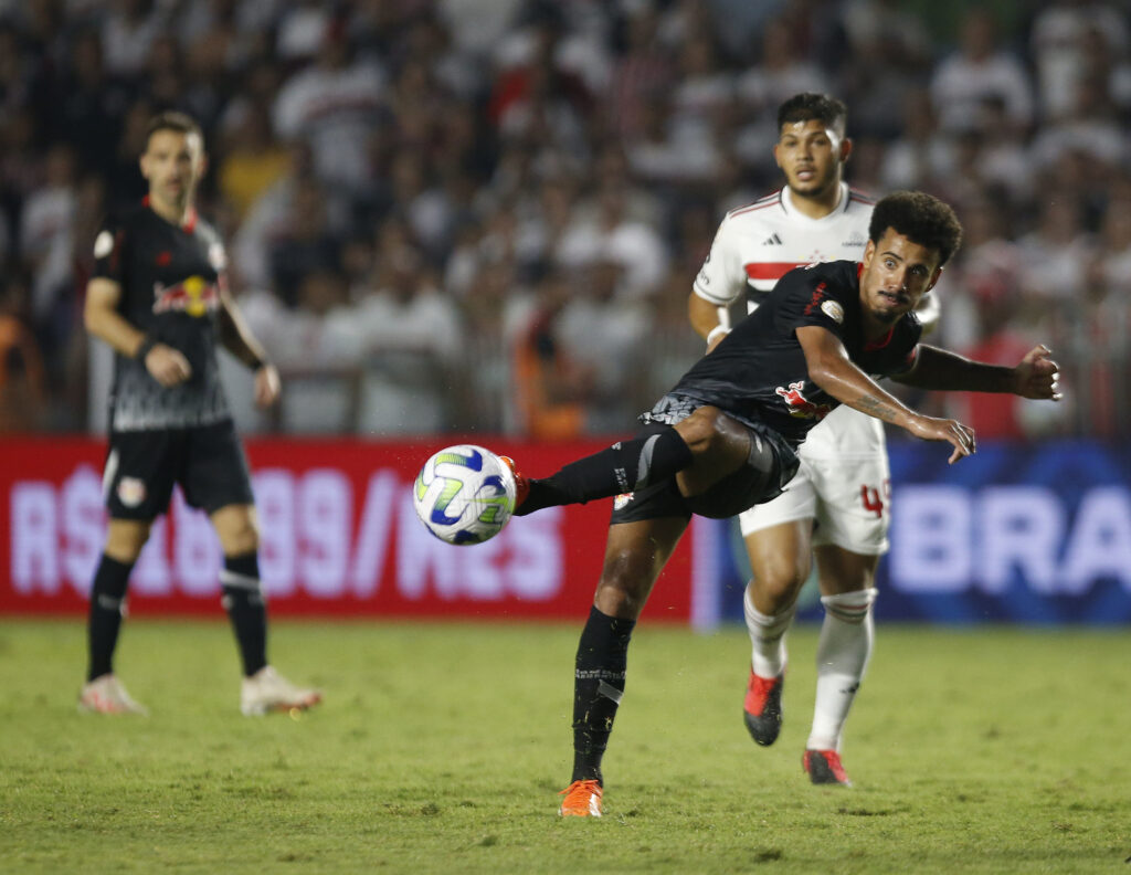 Lucas Evangelista chutando. Jogador é um dos pendurados do Red Bull Bragantino contra o Botafogo e pode ser desfalque na partida contra o Flamengo pelo Brasileirão