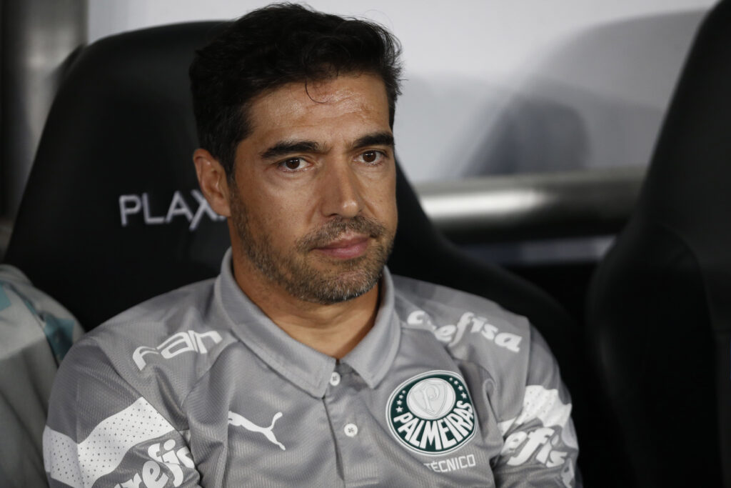 Abel Ferreira, técnico do Palmeiras, perdeu processo para Mauro Cezar, jornalista e torcedor do Flamengo