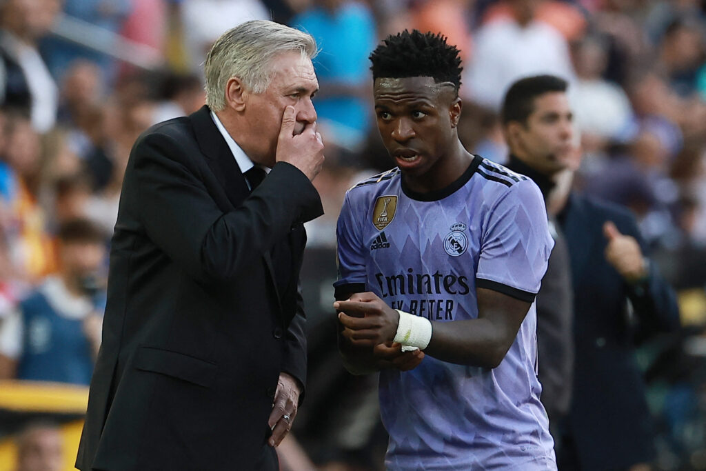 Ancelotti e Vinícius Júnior em jogo do Real Madrid; técnico italiano deve renovar com o clube espanhol