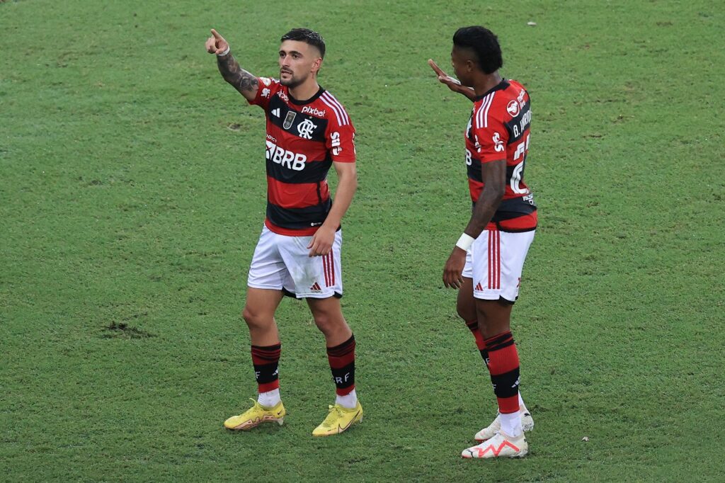 Arrascaeta comemora gol da vitória do Flamengo contra o Bragantino