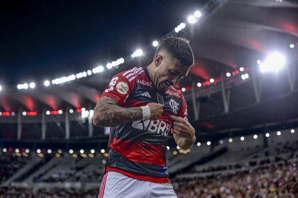 Arrascaeta aponta para escudo do Flamengo ao marcar gol da vitória sobre o Bragantino, pelo Brasileirão