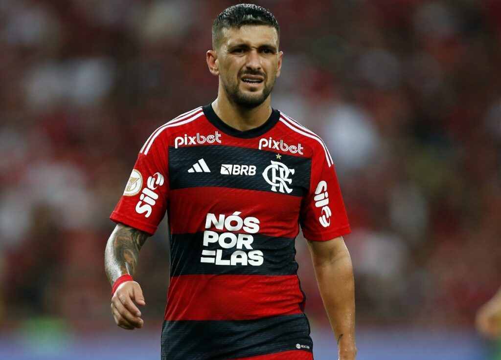 Arrascaeta faz careta ao lamentar jogada do Flamengo em jogo pelo Brasileirão contra Palmeiras