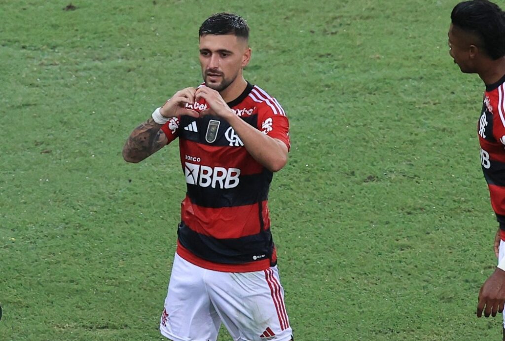 Arrascaeta faz coração em comemoração de importante gol do Flamengo contra o Red Bull Bragantino