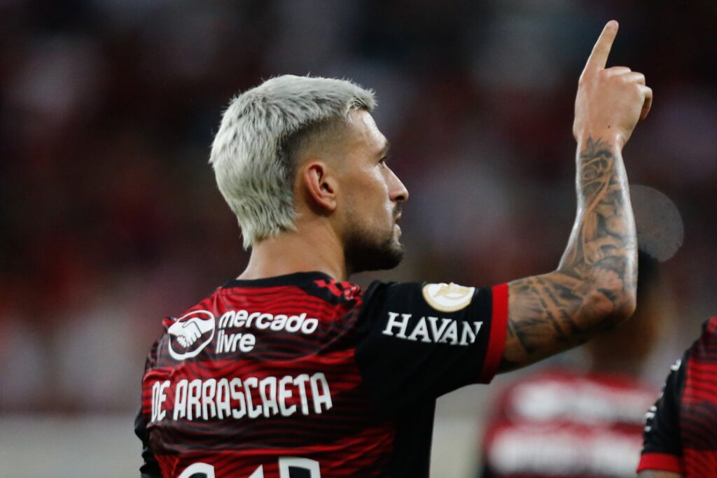 Flamengo terá 5 jogos em casa dos sete restantes. Na foto, Arrascaeta agradece torcida rubro-negra no Maracanã