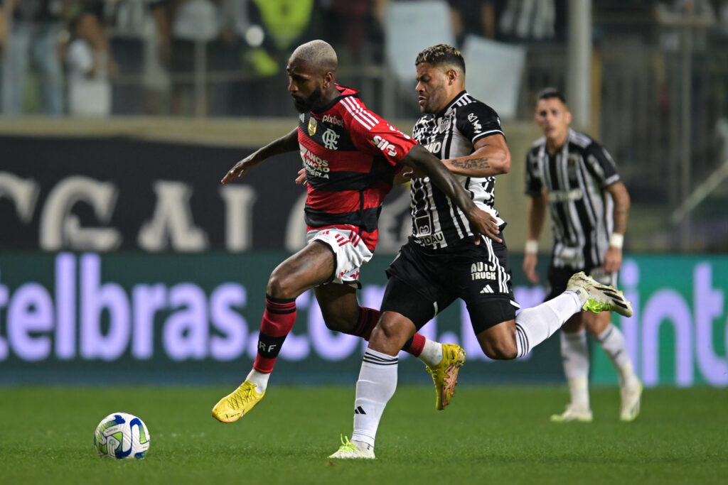Times de Flamengo e Atlético-MG perfilados antes de partida do Brasileirão