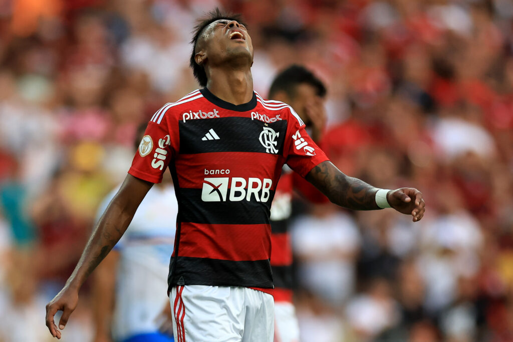 Bruno Henrique desfalcará Flamengo por 2 jogos por suspensão dupla contra o Santos