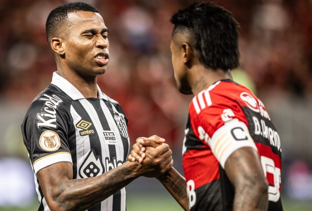 Bruno Henrique e Jean Lucas em jogo Flamengo x Santos