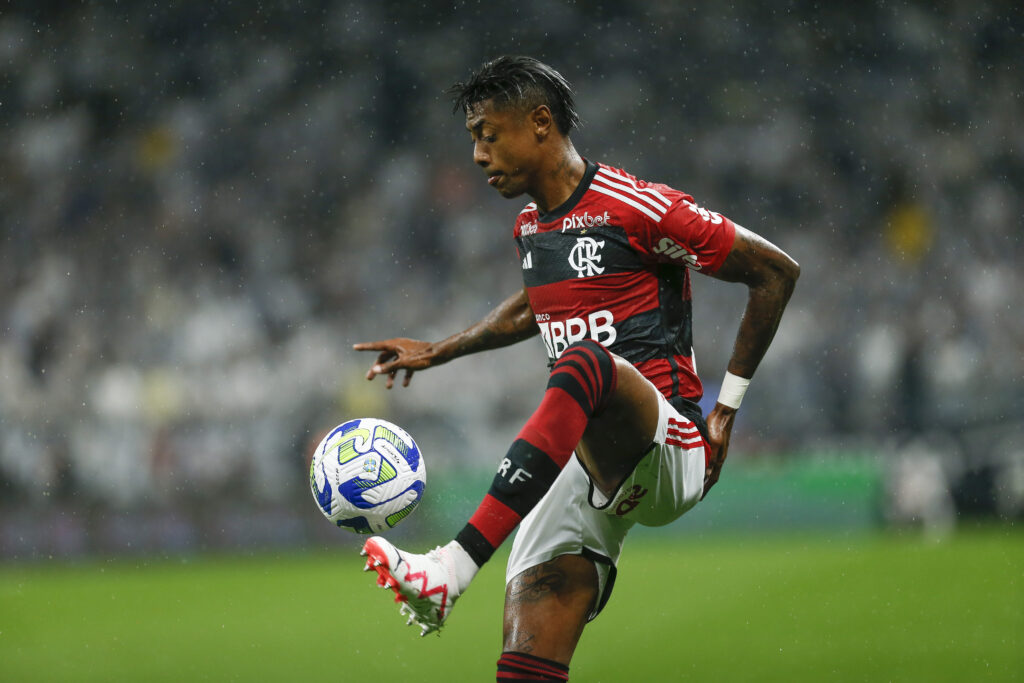 Bruno Henrique em ação pelo Flamengo, que enfrenta o Cuiabá